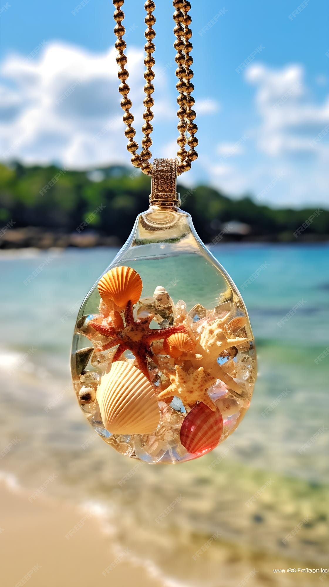 Un Pendentif Coquillage Avec Une Chaîne En Or Et Un Pendentif Coquillage.