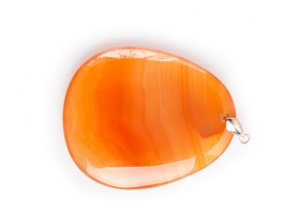 Pendentif onyx orange isolé sur une surface blanche