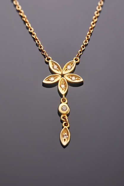 Pendentif en or jaune en forme de fleur à cinq feuilles avec diamants