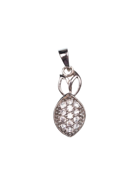 Pendentif avec pierres précieuses isolé sur fond blanc