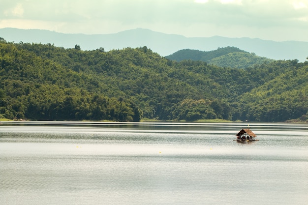 Péniche avec de belles vues de la montagne réservoir est &quot;Huai Nam Man&quot; dans la province de Loei, en Thaïlande