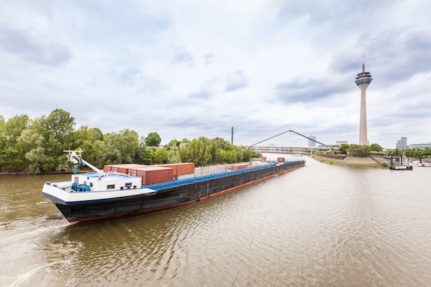 Péniche de chargement sur le Rhin à Düsseldorf