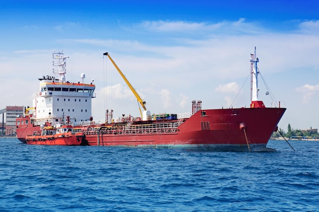 Péniche dans le port