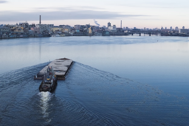 La péniche flottant dans le Dniepr. Paysage de la ville de Kiev