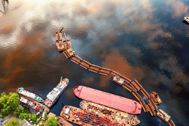 Péniche sur le lac Vue aérienne par drone