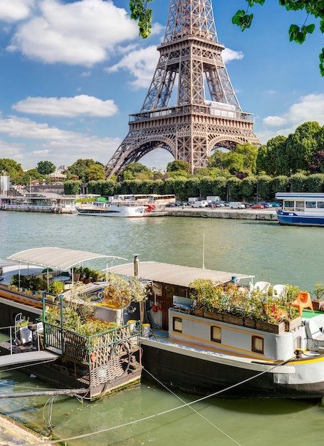 Péniche maison d'habitation sur la Seine proche de la Tour Eiffel