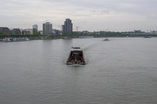 Une péniche sur le rhin