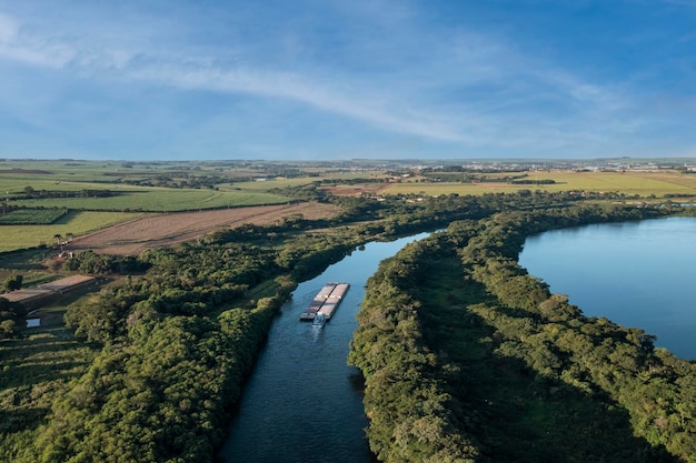 Péniche de transport de céréales remontant la rivière tiete voie navigable tieteparana vue drone