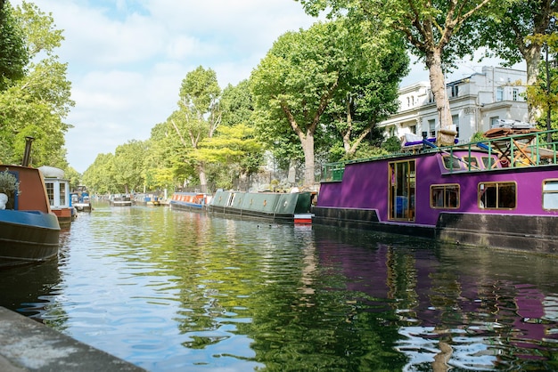 Péniches dans une rivière canal à Londres