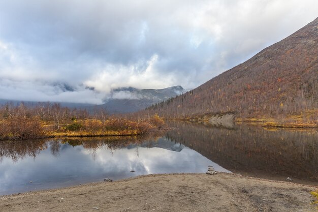 Péninsule de Kola, Russie, toundra, beau lac, paysage d'automne coloré