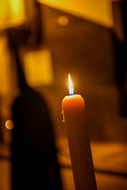 Pénitent avec une bougie dans la procession de la semaine sainte