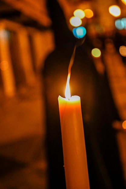 Pénitent avec une bougie dans la procession de la semaine sainte