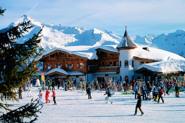 Penken, Autriche - 6 février 2019 : Personnes avec ski et snowboards au restaurant et café chalet maison dans la station de ski de Penken Park au Tyrol à Mayrhofen dans la vallée de Zillertal en Autriche dans les Alpes d'hiver