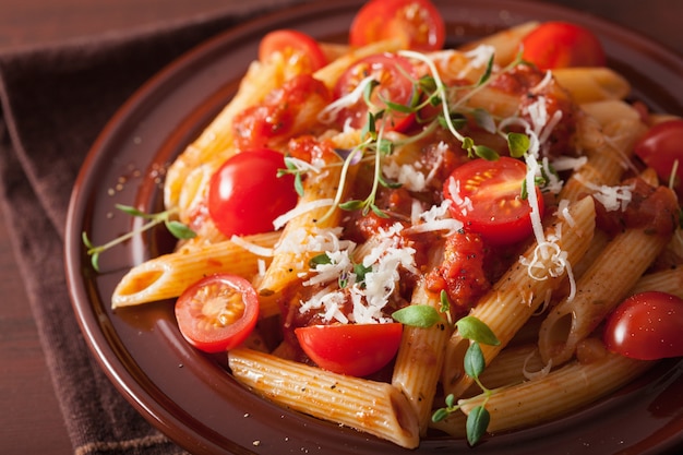 Penne aux tomates et au parmesan