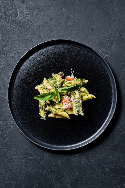 Penne italienne aux épinards, tomates cerises et basilic.