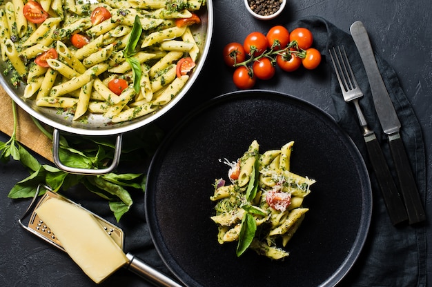 Penne italienne aux épinards, tomates cerises et basilic.