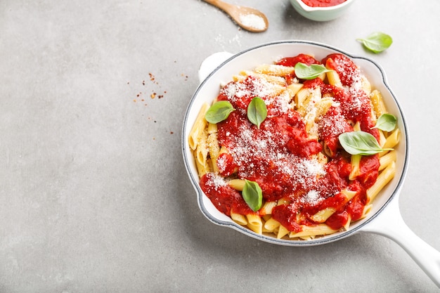 Penne italienne à la tomate servie dans une poêle