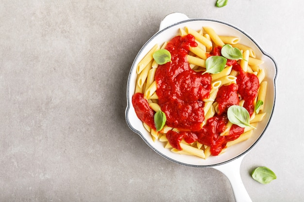 Penne italienne à la tomate servie dans une poêle