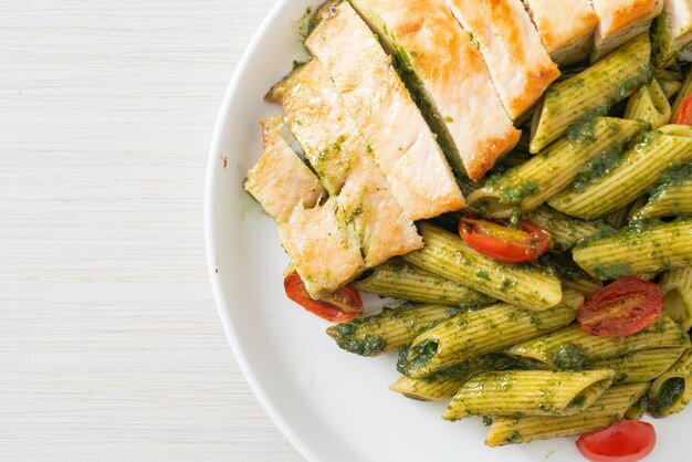 penne maison sauce pesto avec poulet grillé