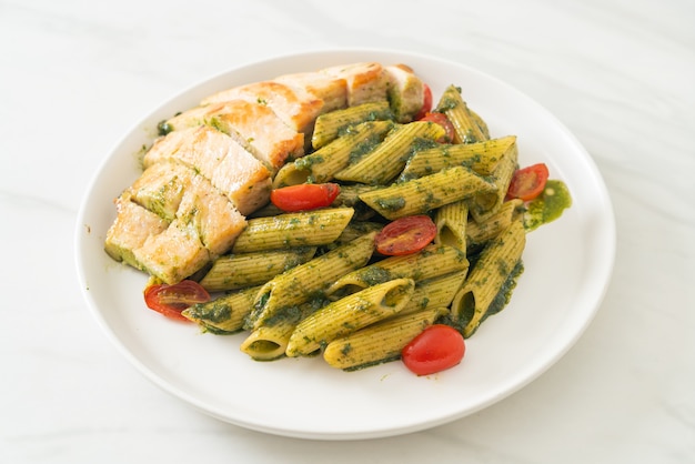 penne maison sauce pesto avec poulet grillé