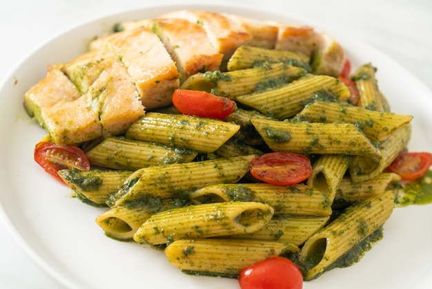 penne maison sauce pesto avec poulet grillé