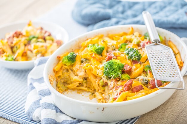 Penne de pâtes au four avec du fromage mozzarela au cou de porc fumé au brocoli et d'autres ingrédients.