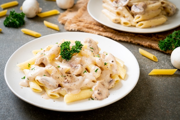 penne pâtes carbonara sauce crème aux champignons