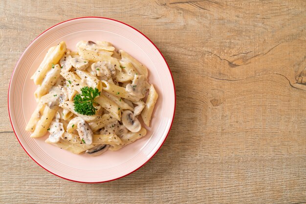 Photo penne pâtes carbonara sauce crème aux champignons