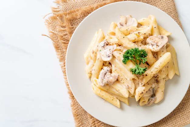 penne pâtes carbonara sauce crème aux champignons