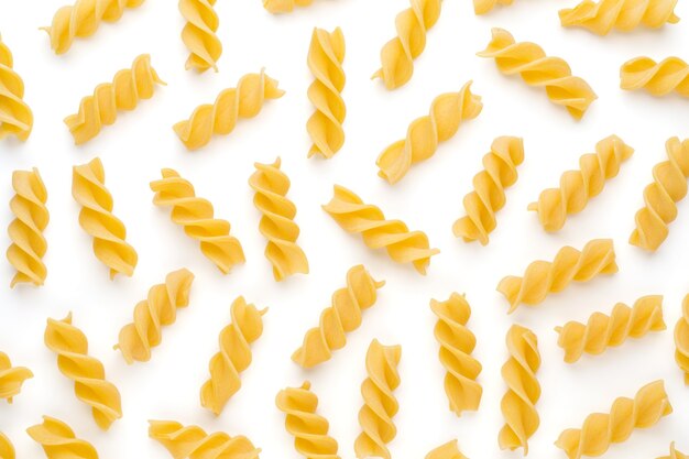 Penne de pâtes crues crues sur blanc. vue de dessus