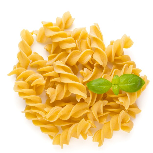 Penne de pâtes crues crues sur fond blanc.