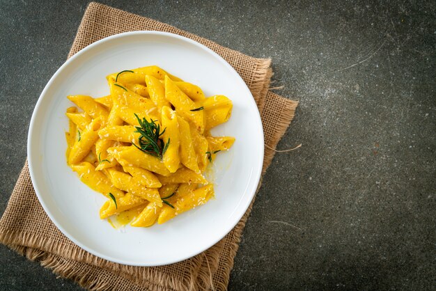 penne à la sauce crémeuse à la citrouille musquée et au romarin