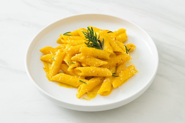 penne à la sauce crémeuse à la citrouille musquée et au romarin