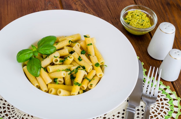 Penne avec sauce pesto. Cuisine italienne.