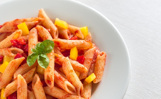 Penne à la sauce tomate et au poivre frais