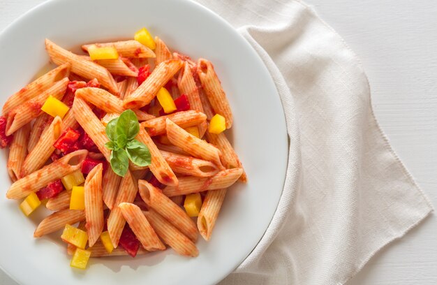 Penne à la sauce tomate et au poivre frais