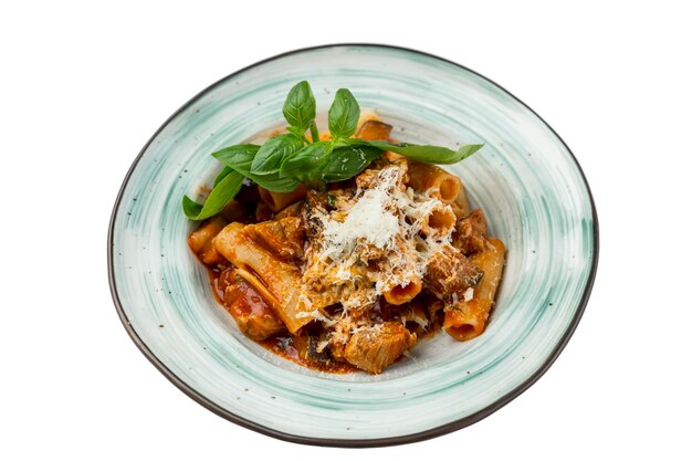 Penne à la sauce tomate basilic et fromage Plat traditionnel appétissant de la cuisine italienne Gros plan Vue de dessus Isolé sur fond blanc