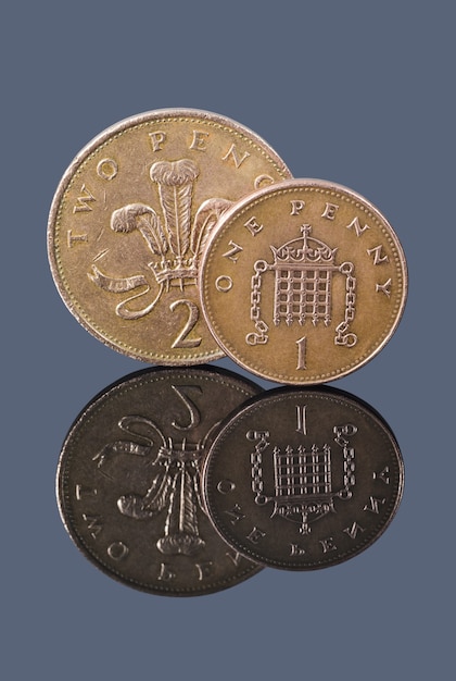 Un penny britannique et deux pence sur fond sombre