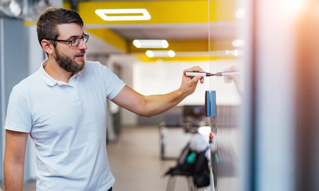 Pense-bête sur le mur de verre Concept de remue-méninges