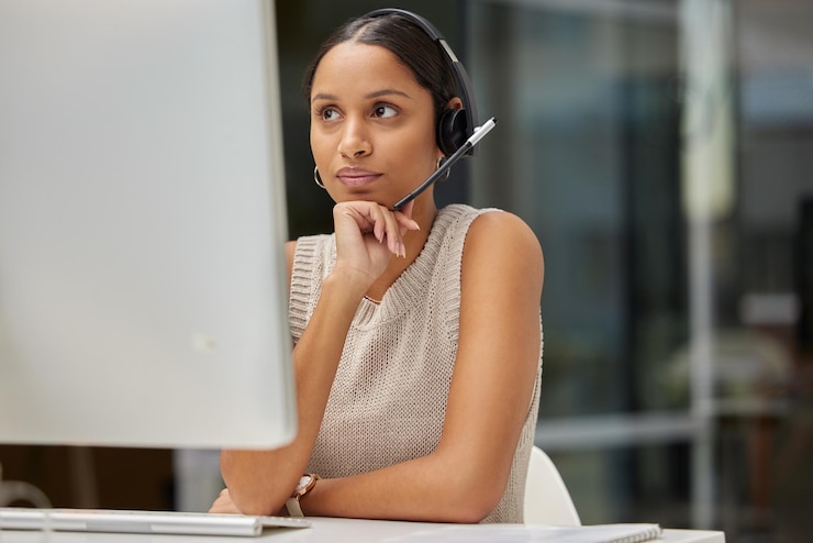 Photo pensée de centre d'appels et conseil de femme pour nous contacter support client ou crm au bureau communication de télémarketing et consultante en vue de conseils d'aide ou de prêt en assistance virtuelle