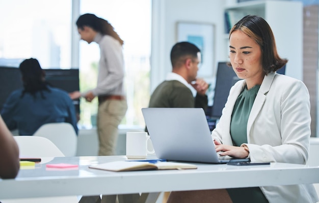 Pensée commerciale et femme avec stress sur ordinateur portable et connexion avec les informations du site Web, courrier électronique et recherche Consultant professionnel ou employé avec recherche sur PC Internet et lecture en ligne avec la technologie