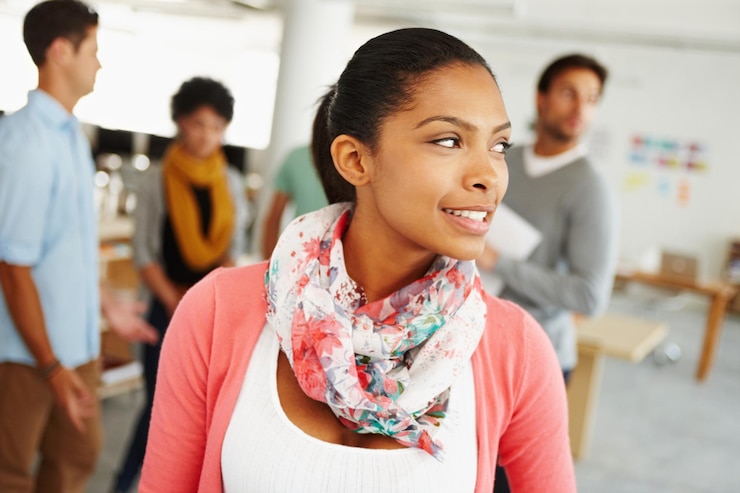 Photo pensée créative et femme au bureau avec un sourire fierté et collaboration réunion à l'atelier de démarrage idées de coworking et designer heureux avec confiance professionnelle dans le travail d'équipe à l'agence numérique