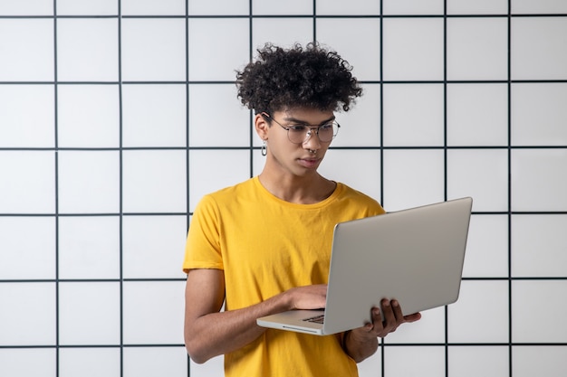 Pensée. Jeune homme afro-américain à lunettes à la recherche réfléchie et concentrée