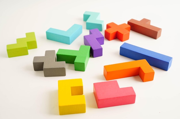 Pensée logique et résolution de problèmes Solution de problèmes affaires créatives Puzzle en bois forme de bloc géométrique