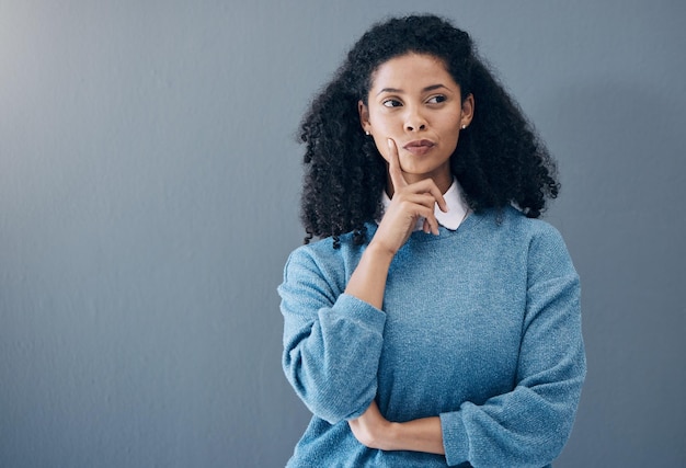 Pensée réfléchie et femme dans un studio avec une idée intelligente, une question ou un plan dans sa tête Contemplant un modèle féminin pensif et douteux du Mexique isolé par un fond gris avec un espace de maquette