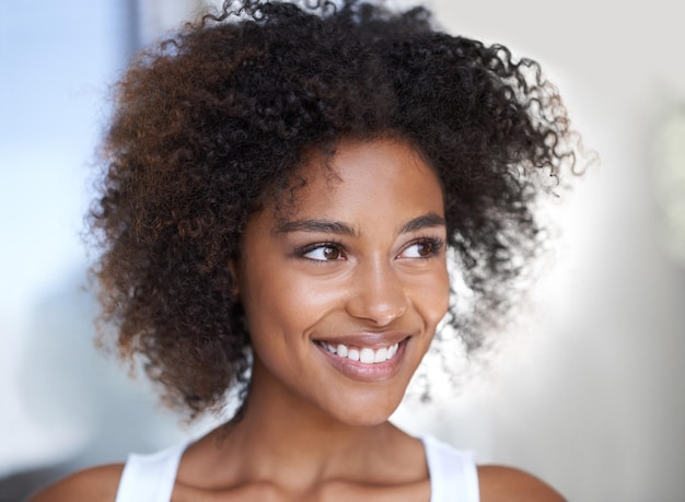 Pensées heureuses Photo d'une jolie jeune femme qui a l'air réfléchie dans sa maison