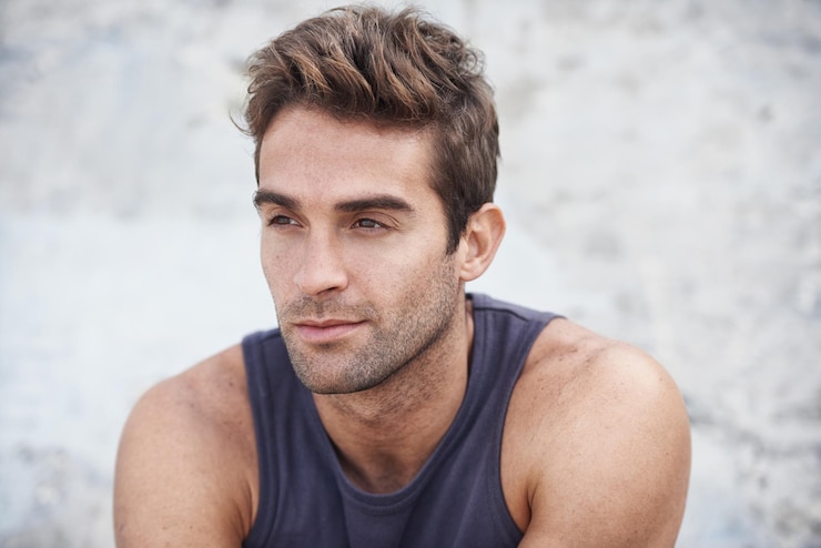 Photo penser au visage et à l'homme en plein air calme se détendre et profiter d'un moment de réflexion dans la nature questions idée et personne masculine à l'extérieur pour les vacances de voyage et voyage et voyage décision attentionnée