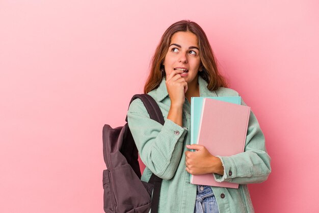 Penser détendue à quelque chose en regardant un espace de copie