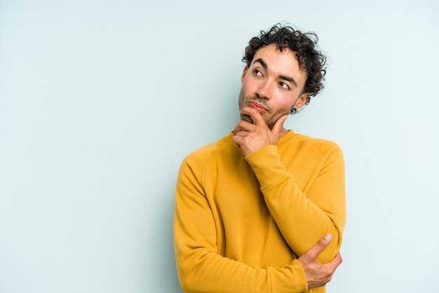 Penser détendue à quelque chose en regardant un espace de copie