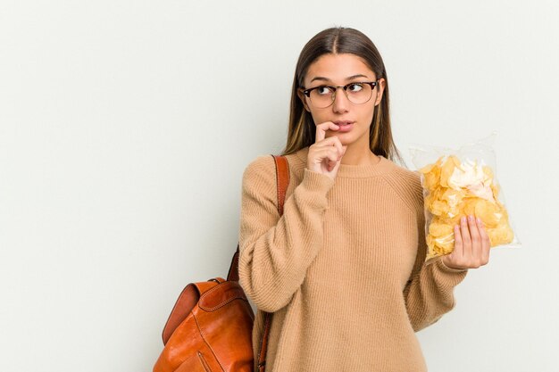 Penser détendue à quelque chose en regardant un espace de copie